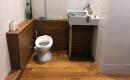 Salle de bain : lavabo bas accès fauteuil roulant + WC enfant