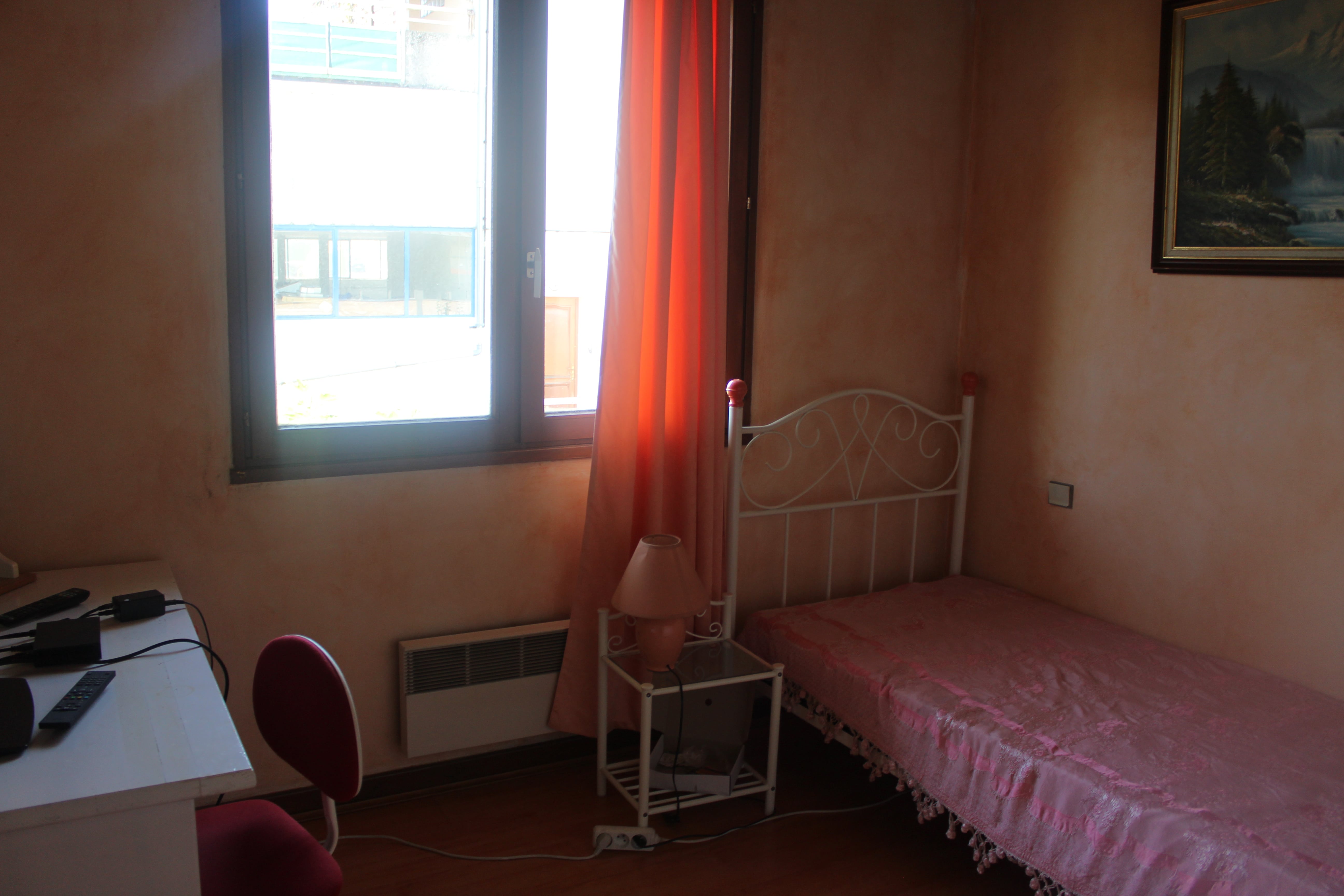 Chambre pour fille: 10 m2, placard mural, 1 lit, 1 bureau, 1 chaise, 1 tv, 2 mirroirs, le prix - 350 euros , toutes charges comprises