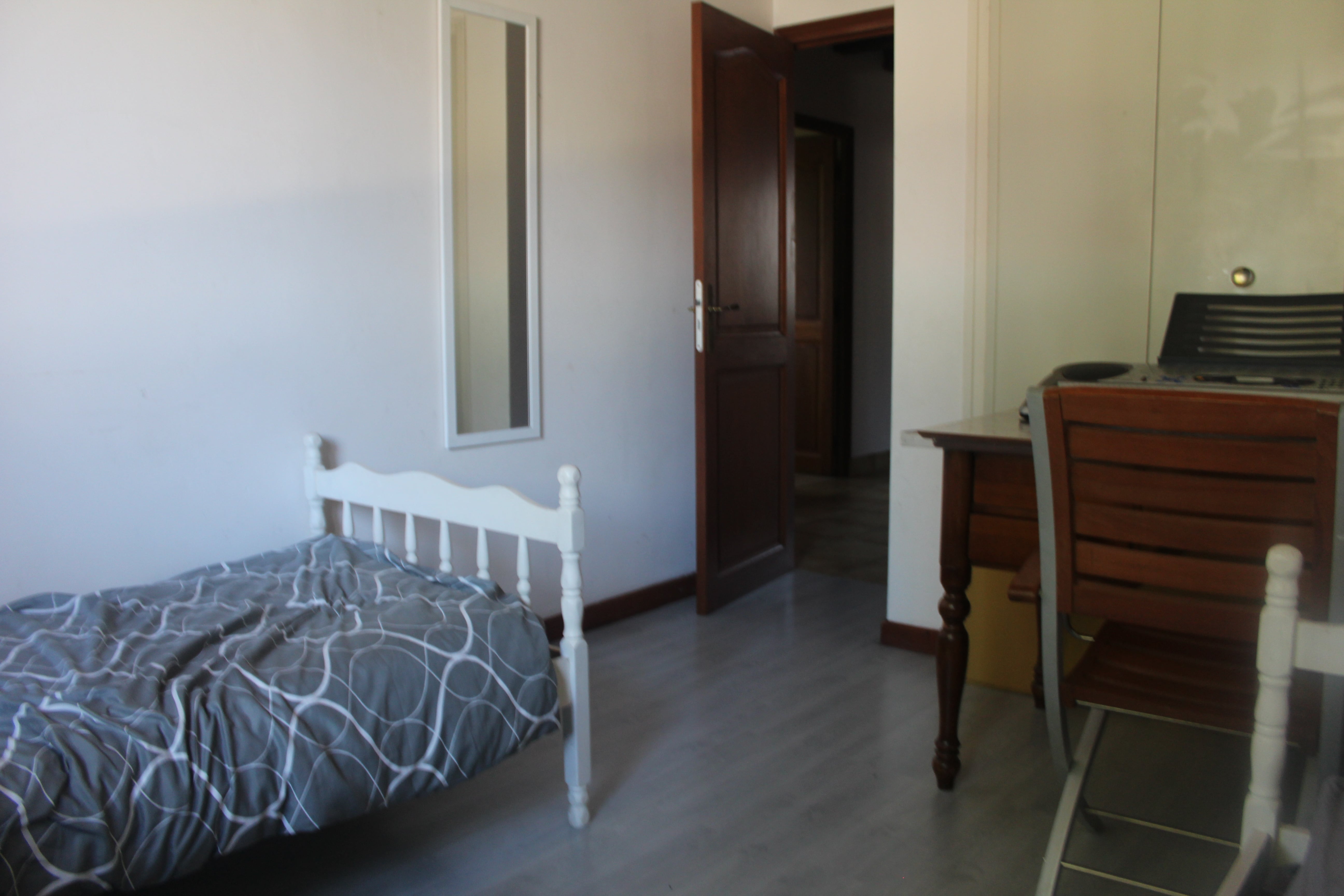 Chambre - 15 m2, 2 lits, pour chaque colocataire par lit -250 euros, ou chambre seule - 410 euros, charges comprises