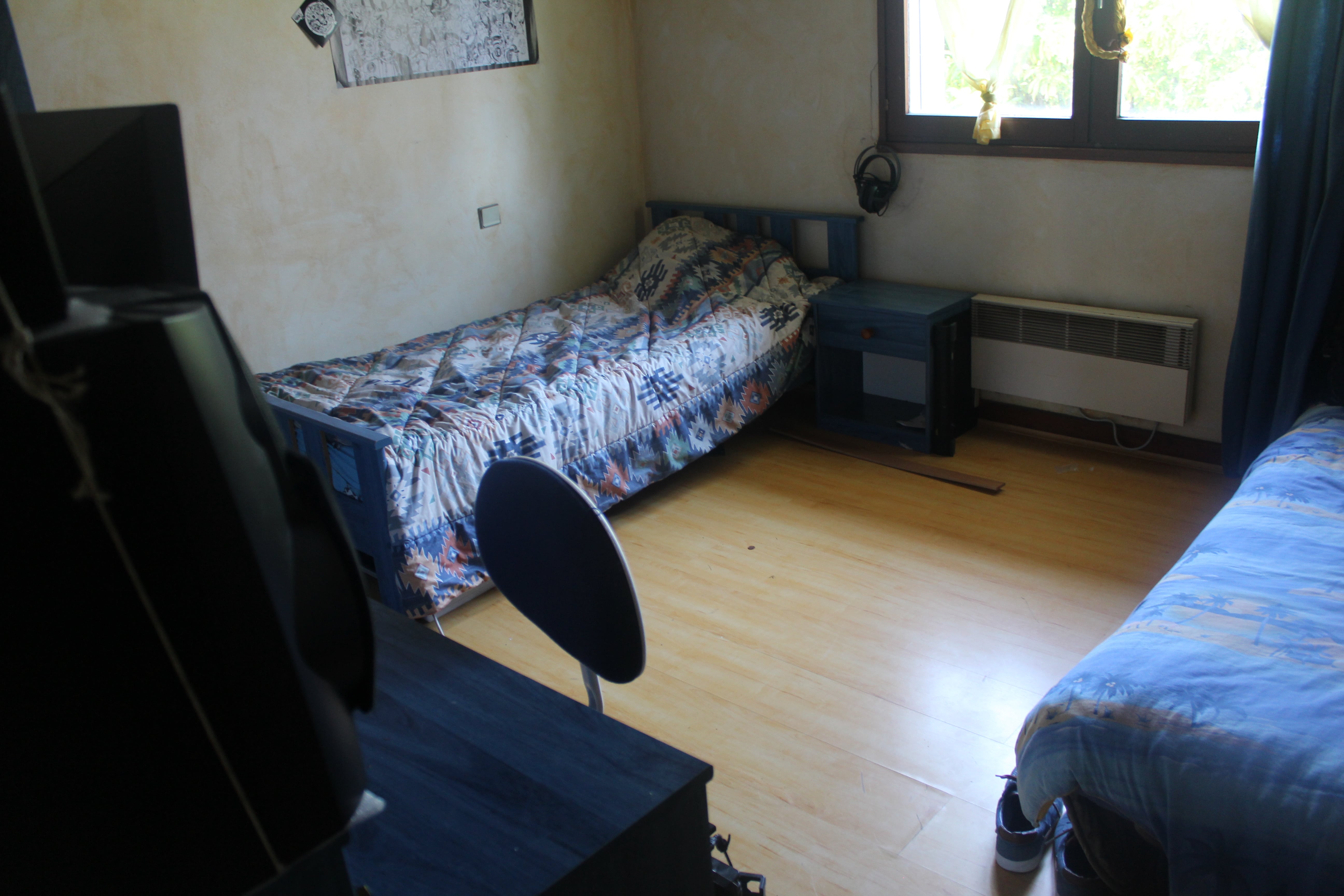 Chambre - 15 m2, 2 lits, pour chaque colocataire par lit -210 euros, ou chambre seule - 390 euros, charges comprises