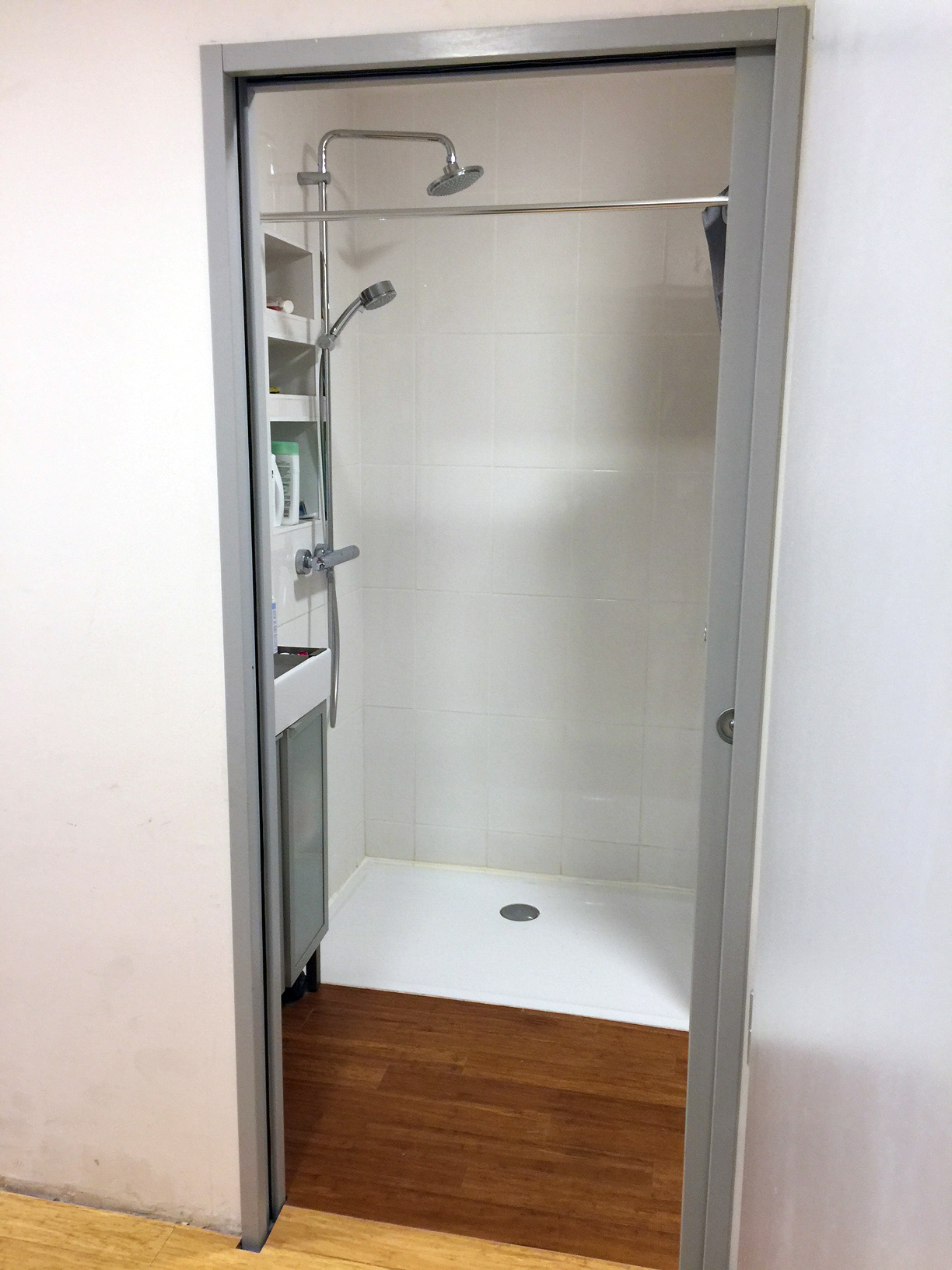 Salle de bain accès plain-pied avec douche à l'italienne