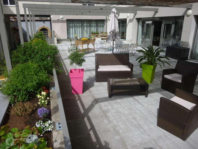 Résidence Services Seniors Villavie - Les Monts Dorés : La terrasse de la Résidence