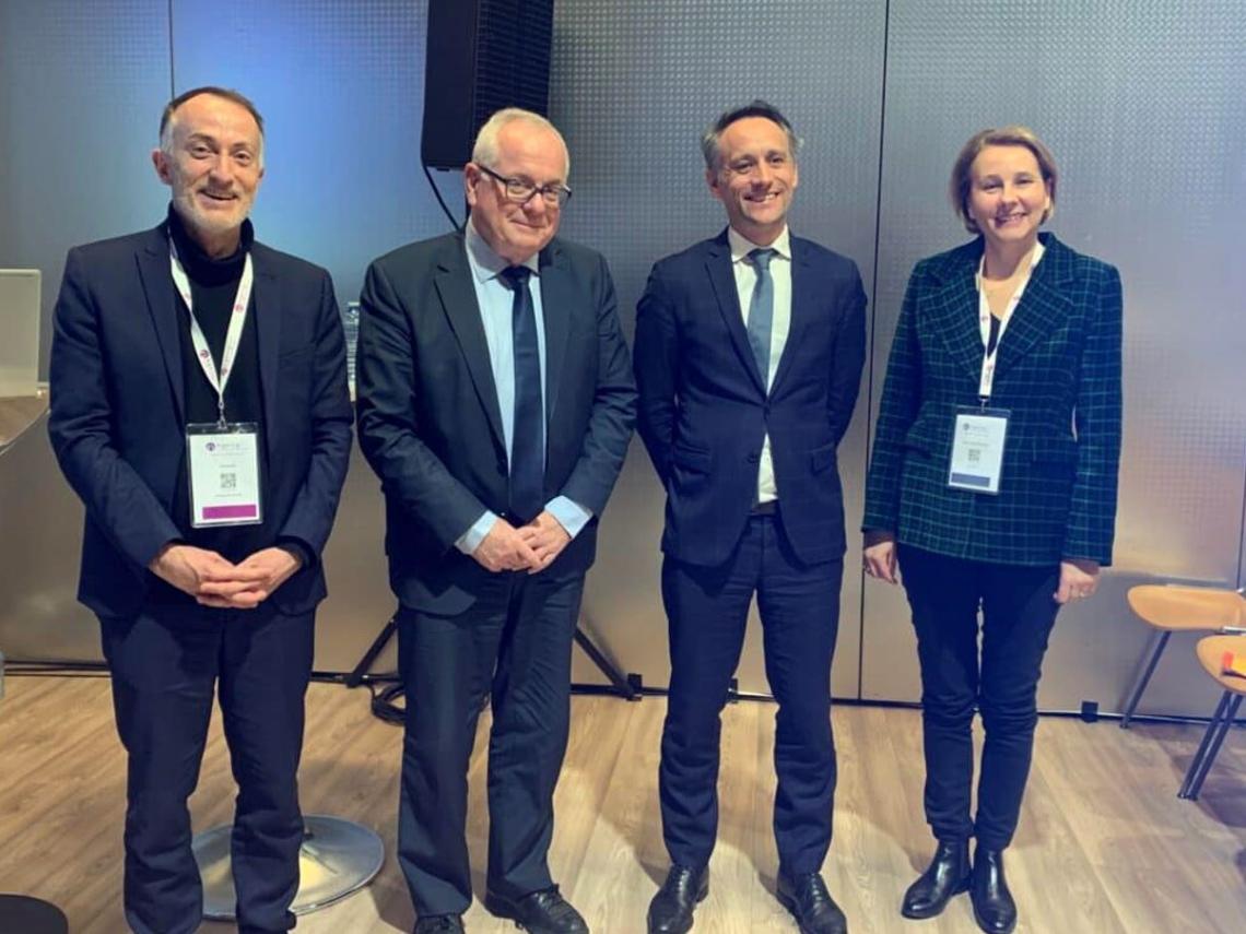 Les représentants des structures à l'initiative du gérontopole Hauts-de-France lors de l'annonce officielle  (de g. à d. : M. Etienne VERVAECKE, Directeur Général - Eurasanté, porteur du projet ; M. Christophe MADIKA, Directeur Général - Carsat Hauts-de-France, Fondateur ; M. Hugo GILARDI, Directeur Général - ARS Hauts-de-France, Fondateur ; Mme Anne PINON, Vice-présidente en charge de la santé et des formations sanitaires et sociales - Région Haut-de-France, Fondateur)