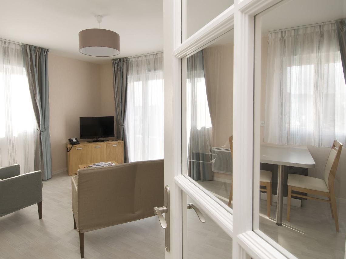  : Résidence Services Seniors DOMITYS Le Jardin Fleuri - Appartement salon