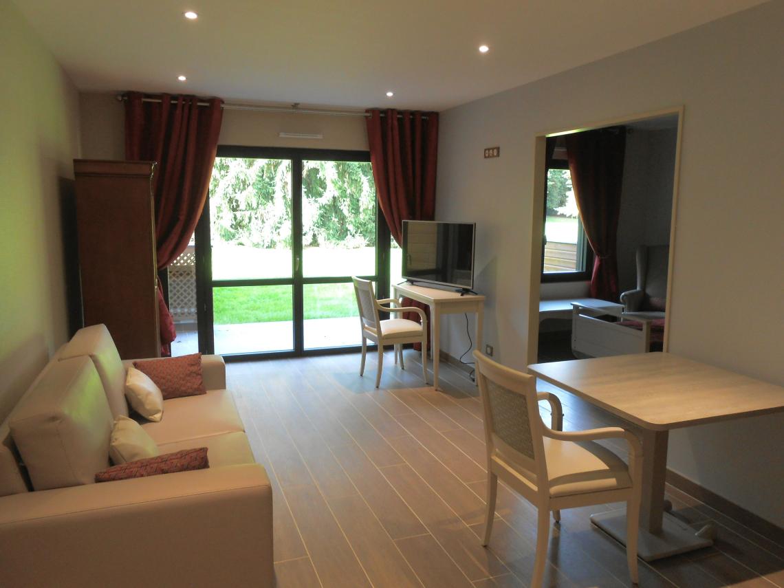 Résidence Services Séniors Marcoussis : Appartement avec vue sur le balcon