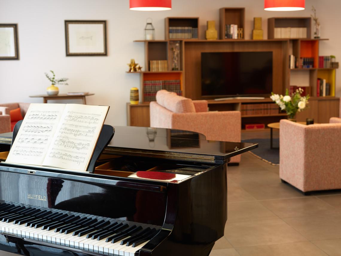 Résidence Senior Les Girandières de L'Isle d'Abeau : Piano dans le salon TV