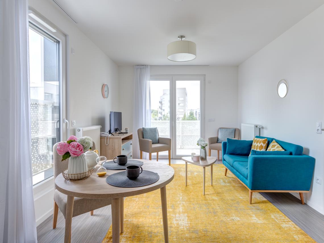 Résidence Seniors Les Girandières de Brétigny-sur-Orge : Appartement deux pièces, salon