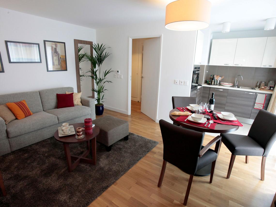 Résidence seniors Nohée Sèvres - Cour des Lys : Cuisine ouverte sur la salle à manger dans un appartement