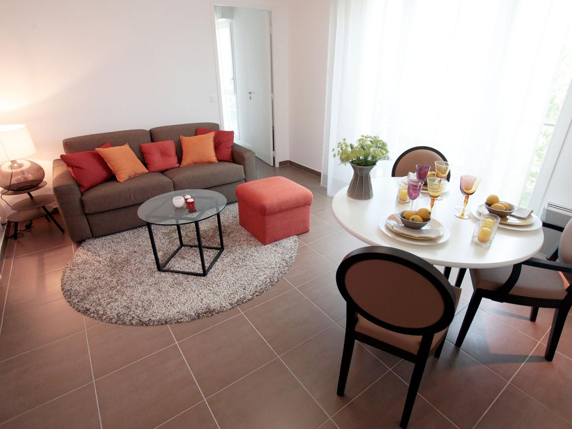  : Salon d'un appartement du Jardin d'Aragon Cogedim Club