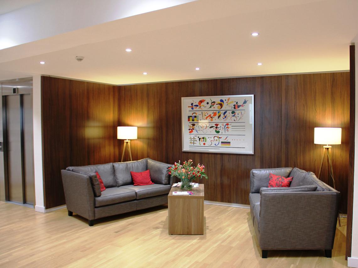 Résidence seniors Nohée Sèvres - Cour des Lys : Espace commun de la résidence pour seniors Cogedim Club Sèvres