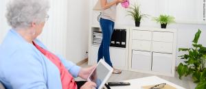  alt="Aide ménagère pour personne âgée : comment trouver en 2026 le bon service à domicile près de chez vous ?"