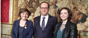 Florence Leduc, présidente de l'Association Française des Aidants, reçoit la médaille de la Famille de la main du Président François Hollande