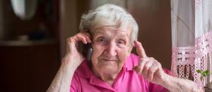 Aide, maintien et services à domicile : PrésenceVi, un service d'appels de convivialité personnalisés, destiné aux seniors vivant à domicile signé DomusVi domicile