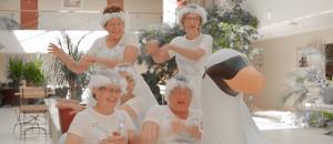 Guide maisons de retraite seniors et personnes agées : Les résidents d'une maison de retraite parodient le clip vidéo « Shake It Off » de Taylor Swift