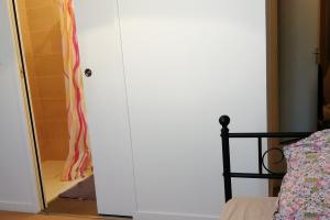 Loue chambre avec cabinet de toilette (wc, douche, lavabo) dans maison de village 5 km SOISSONS