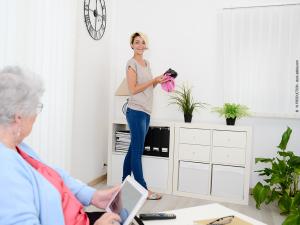 alt="Aide ménagère pour personne âgée : comment trouver en 2026 le bon service à domicile près de chez vous ?"