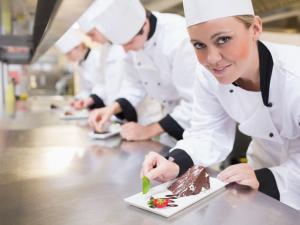  alt="Travailler dans la restauration : chef cuisinier"