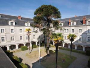  alt="Les Jardins d'Arcadie à Nantes : une Résidence Services pour Seniors dans un ancien couvent"