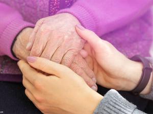  alt="L'aide à domicile : un pilier de l'autonomie des seniors à l'ère du vieillissement démographique"