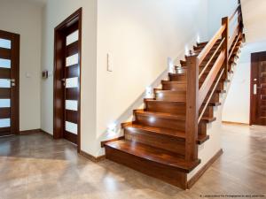  alt="Bien vieillir chez soi : pourquoi la rénovation de l'escalier mérite toute votre attention"
