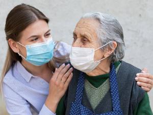  alt="L'aide à domicile va également bénéficier d'une "prime covid""