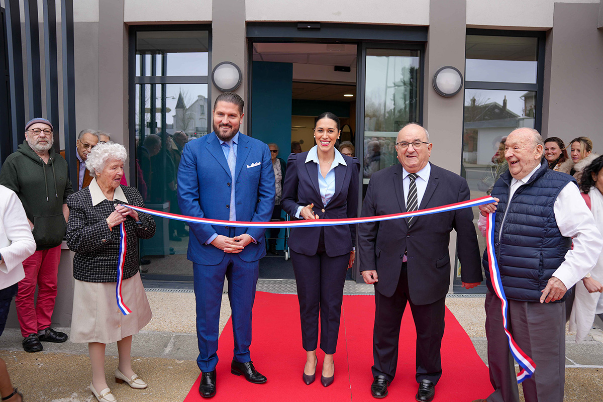 Stéphane ORIA, PDG de AQUARELIA, Amandine ORIA, Directrice Générale Déléguée et Benoît DIGEON, Maire de Montargis, entourés de 2 résidents.