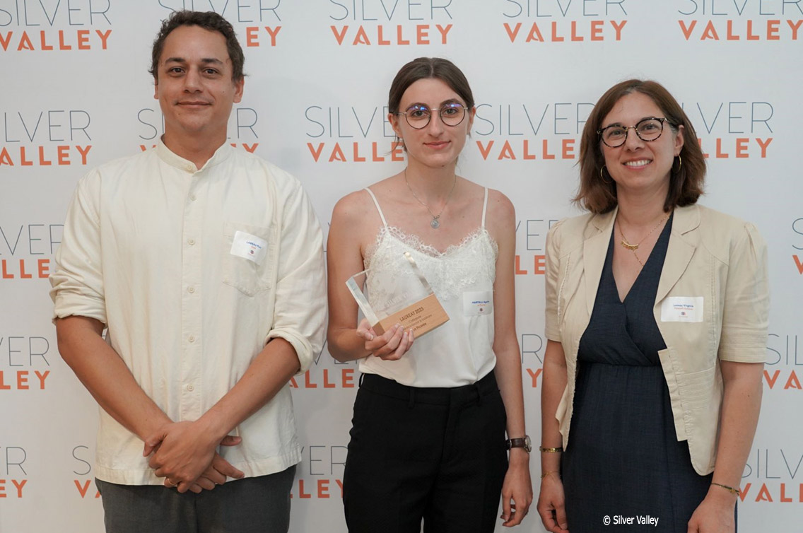 Au centre, Agathe MARTELLI, chargée de développement produit, représente Pauline RENARD lors de la cérémonie des Prix Silver Valley le 8 juin 2023 (c) Silver Valley