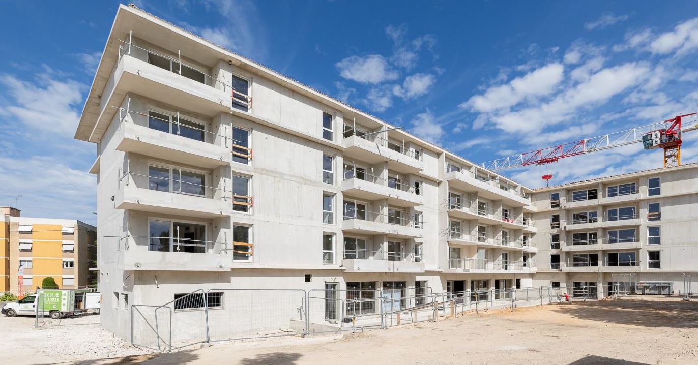 Badge Pin Aix-en-Provence (France) – Fermoir Papillon, 23 Mm – Métal Et Résine Doré – Collection UK