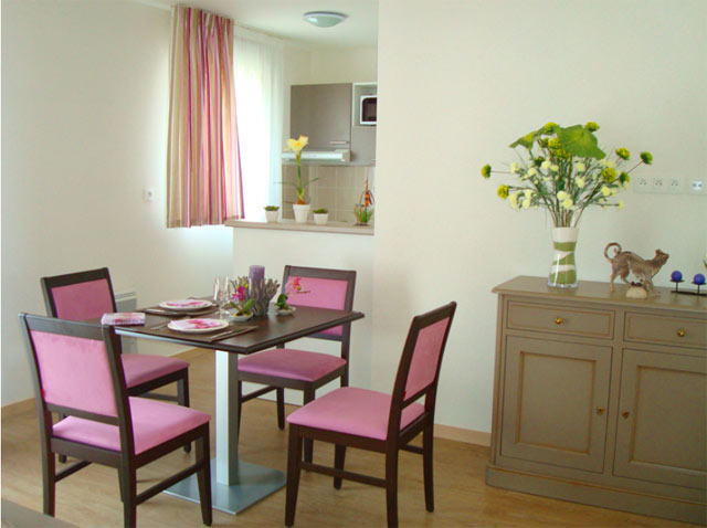 Résidence Les Essentielles de Pont-Aven : Espace repas d'un appartement