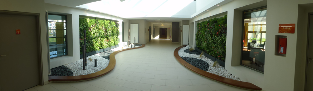 Résidence DOMITYS Les Cigales du Lubéron : Panoramique de l'entrée du patio de la résidence