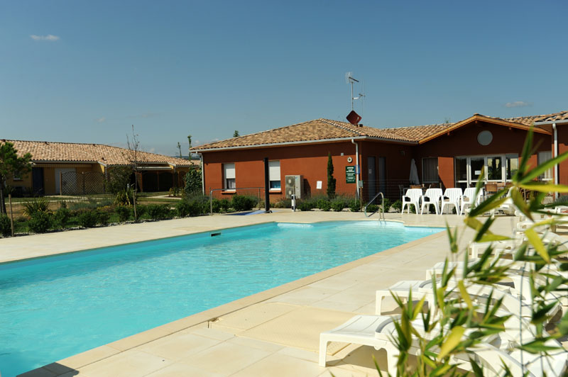 Résidence Les Senioriales de Villegly : La piscine de la résidence