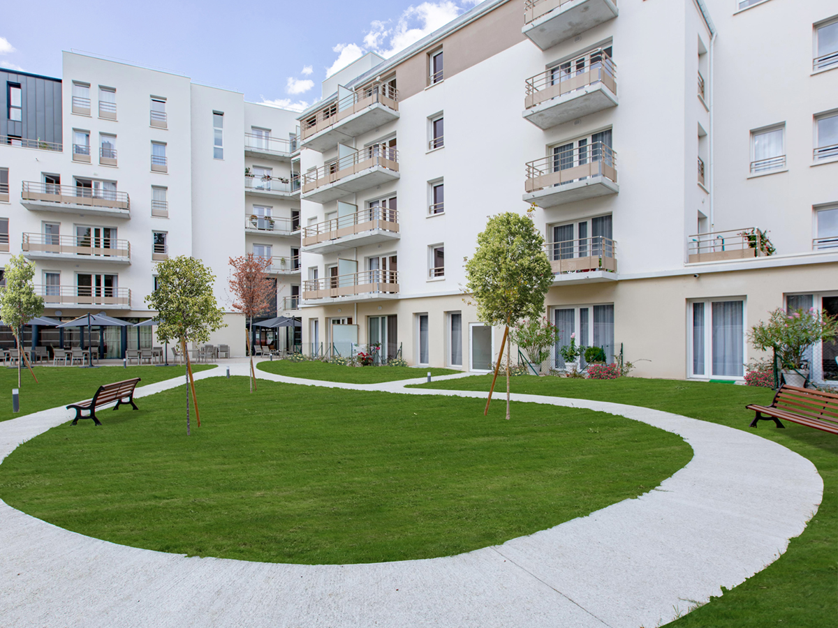 Résidence Seniors Les Girandières Orléans : Extérieur verdoyant de la résidence