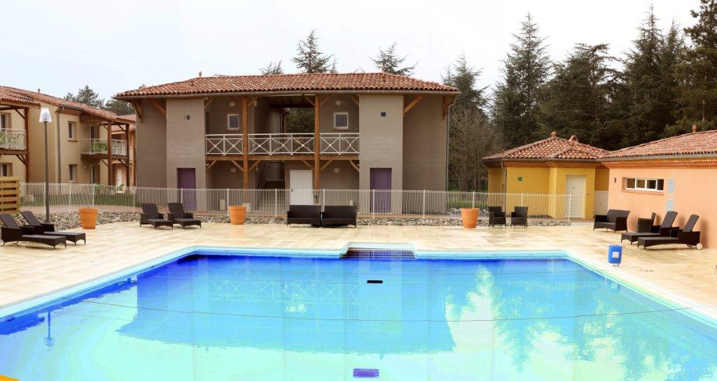 Les Essentielles Nègrepelisse : La piscine de la résidence